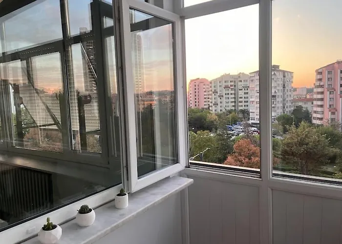 Spacious Flat With Wide View